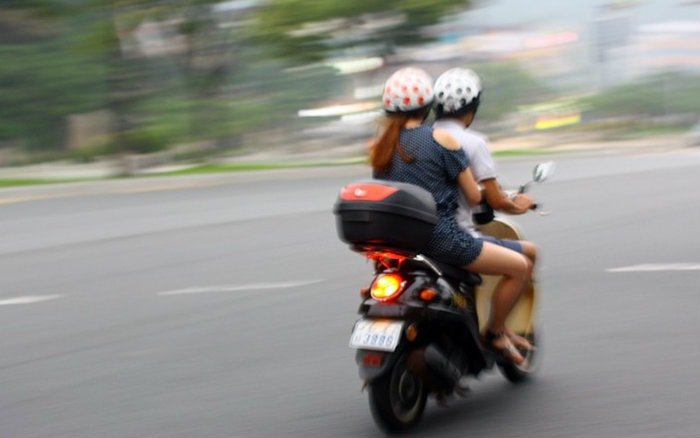 duas pessoas na moto com capacete ilustrando o post sobre carona sem capacete