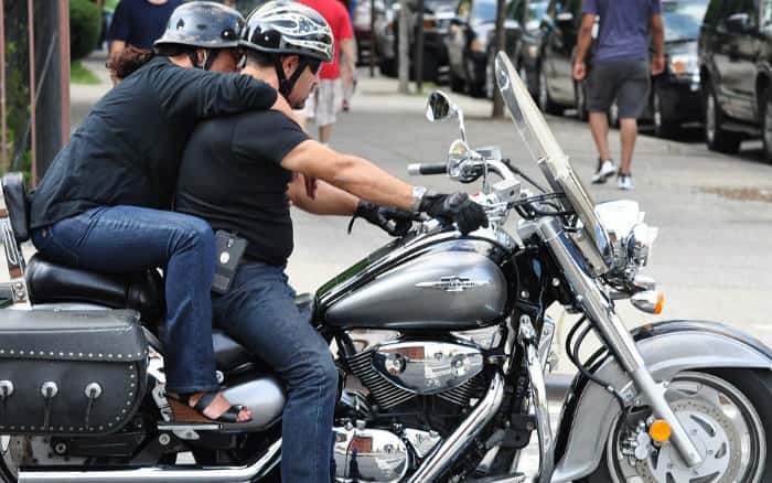 imagem de duas pessoas na moto com capacete ilustrando o post sobre carona sem capacete