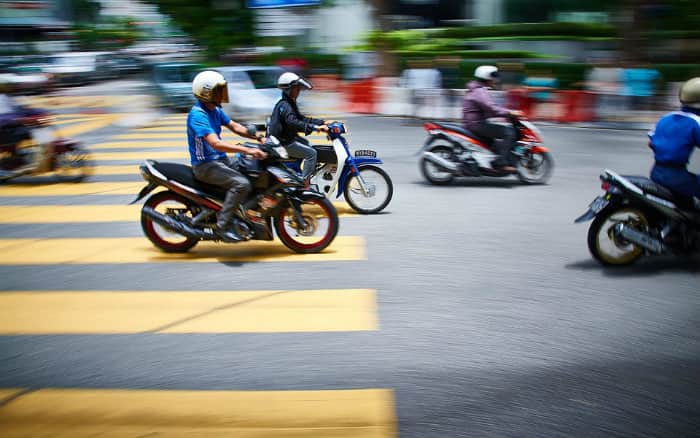 Imagem de motos nas ruas ilustrando texto sobre proibição de motos nos corredores